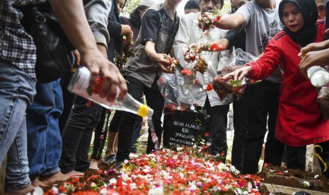 Keluarga dan kerabat menghadiri prosesi pemakaman korban demo ricuh Akbar Alamsyah di Taman Pemakaman Umum (TPU) kawasan Cipulir, Kebayoran Lama, Jakarta, Jumat (11/10/2019). 