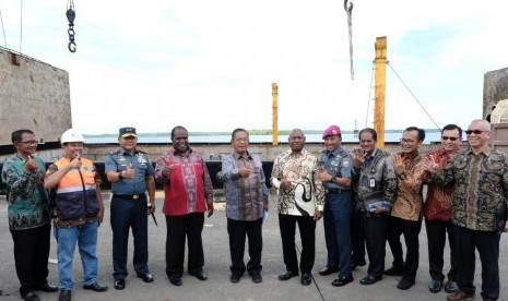 Menteri Koordinator Bidang Perekonomian Darmin Nasution saat  meresmikan Kawasan Ekonomi Khusus (KEK) Sorong di Kabupaten Sorong,  Provinsi Papua Barat, Jumat (11/10).