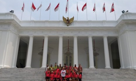 Presiden Jokowi menerima kunjungan siswa-siswi SD Inpres Kemiri, Sentani, Jayapura, Papua pada Jumat (11/10). 