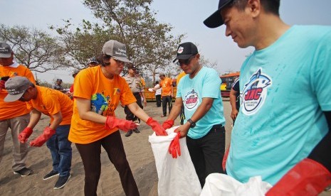 Menteri Keuangan Sri Mulyani (ketiga kanan) bersama jajarannya membersihkan Pantai Tanjung Pasir, Kabupaten Tangerang, Banten, Jumat (11/10/2019). 