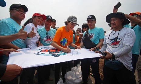 Menteri Keuangan Sri Mulyani (tengah) menandatangani spanduk aksi bersihkan Pantai Tanjung Pasir, Kabupaten Tangerang, Banten, Jumat (11/10/2019).