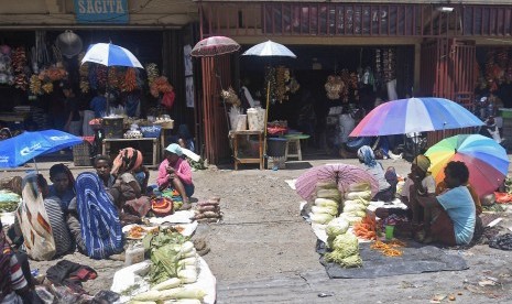 Sejumlah pedagang berjualan di Pasar Tradisional Sinakma, Kota Wamena, Kabupaten Jayawijaya, Papua, Jumat (11/10/2019).