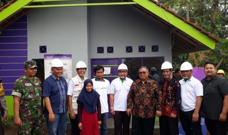 Direktur Retail Banking Bank Muamalat, Purnomo B Soetadi dan Bupati Sukabumi Marwan Hamami saat melakukan kick of program Rumah Berkah Muamalat di Kecamatan/Kabupaten Sukabumi, Jumat (11/10)