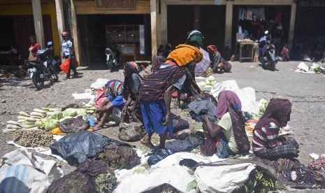 Sejumlah pedagang berjualan di Pasar Tradisional Sinakma, Kota Wamena, Kabupaten Jayawijaya, Papua, Jumat (11/10/2019).