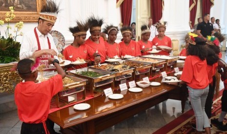 Presiden Joko Widodo (kiri) makan bersama anak-anak perwakilan siswa SDr di Jayapura dan Asmat, Papua, di Istana Merdeka, Jakarta, Jumat (11/10/2019). 