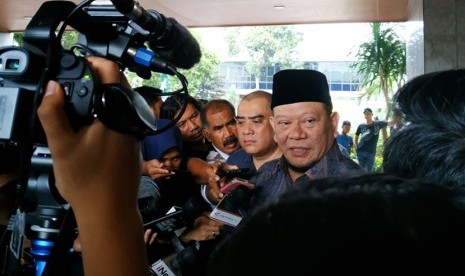 Ketua DPD RI, La Nyalla Mattalitti, memberikan keterangan usai menjenguk Menkopolhukam Wiranto, di RSPAD, Sabtu (12/10). Dia mengungkapkan, Wiranto menjalani operasi pemotongan usus sepanjang 47 sentimeter. 