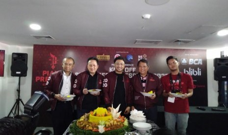 kiri ke kanan: Gatot S Dewa Broto (Sekretaris Kemenpora RI), Triawan Munaf (Kepala Bekraf, Giring Ganesha (Ketua Pelaksana Piala Presiden Esports 2020), Rudiantara (Menkominfo) saat meresmikan gelaran Piala Presiden Esports 2020 di Senayan, Jakarta, Ahad (13/10).