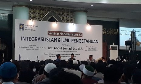 Penceramah, Ustaz Abdul Somad (UAS), saat mengisi Seminar Moderasi  Islam di Masjid Ulil Albab Universitas Islam Indonesia (UII), Sabtu  (12/10).