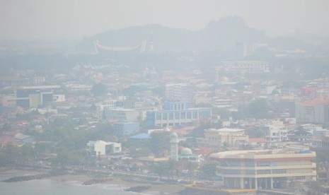 Kabut asap terlihat menyelimuti kawasan Kota Padang, Sumatera Barat, Ahad (13/10/2019).