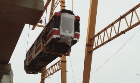 Pengangkatan rangkaian kereta lintas rel terpadu (LRT) Jabodebek di Stasiun LRT Cibubur, Ahad (13/10). 