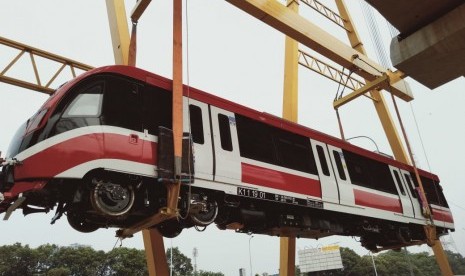 Pengangkatan rangkaian kereta lintas rel terpadu (LRT) Jabodebek di Stasiun LRT Cibubur, Ahad (13/10). 