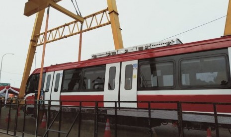 Pengangkatan rangkaian kereta lintas rel terpadu (LRT) Jabodebek di Stasiun LRT Cibubur, Ahad (13/10). 