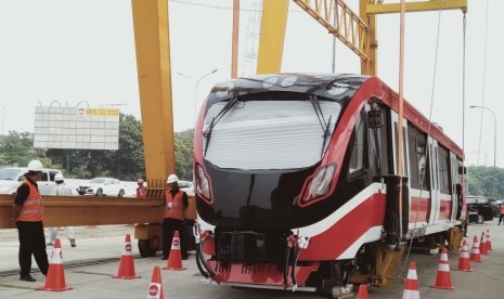 Pengangkatan rangkaian kereta lintas rel terpadu (LRT) Jabodebek di Stasiun LRT Cibubur, Ahad (13/10). 