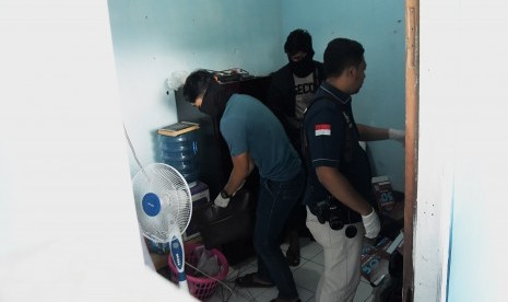 Personel Tim Densus 88 Mabes Polri menggeledah kontrakan terduga teroris berinisial NAS dari kelompok Abu Zee Al Baghdadi di Kampung Rawa Kalong, Desa Karang Satria, Tambun Utara, Kabupaten Bekasi, Jawa Barat, Ahad (13/10/2019).