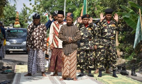  Pelaksanaan shalat istisqa dalam Merti Dusun di Dusun Dondong,  Desa Tegaltirto, Kecamatan Berbah, Kabupaten Sleman, Sabtu (12/10).