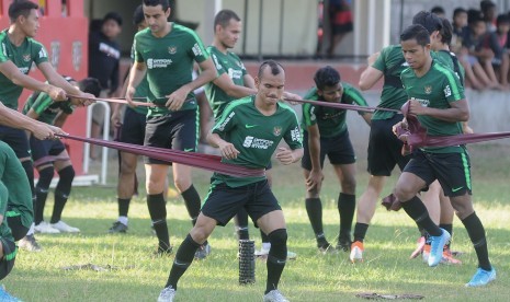 Sejumlah pemain Timnas Indonesia mengikuti latihan di Lapangan Trisakti, Legian, Bali, Ahad (13/10/2019).