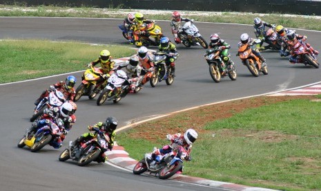 Sejumlah pebalap memacu motornya di kelas motor bebek 4T 150 CC Tune Up Injection (Profesional) saat Kejurnas Oneprix Indonesia Motorprix Championship (IMC) 2019 putaran keempat di Sirkuit Sentul International Karting dan Motorcycle, Kabupaten Bogor, Jawa Barat, Ahad (13/10/2019).