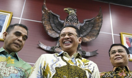 Ketua Majelis Permusyawaratan Rakyat (MPR) Bambang Soesatyo (tengah) berbincang dengan Wakil Ketua MPR Ahmad Muzani (kiri) dan Ahmad Basarah (kanan) usai memimpin rapat gabungan pimpinan fraksi dan kelompok anggota DPD di ruang GBHN Gedung Nusantara V, Komplek Parlemen Senayan, Jakarta, Senin (14/10/2019).