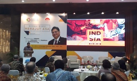 Menteri Perindustrian Airlangga Hartarto meluncurkan buku berjudul 'Merajut Asa, Membangun Industri Menuju Indonesia yang Sejahtera dan Berkelanjutan' di Kantor Kementerian Perindustrian (Kemenperin), Jakarta, Senin (14/10).