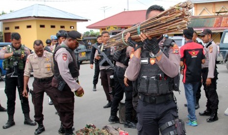 Petugas kepolisian menyita sejumlah atribut dan senjata tajam ketika membongkar Markas Komite Nasional Papua Barat (KNPB) di Timika, Papua, Senin (14/10/2019). (ilustrasi)