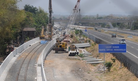 Sejumlah pekerja beraktivitas membangun jalur kereta api bandara Adi Soemarmo di Ngemplak, Boyolali, Jawa Tengah, Senin (14/10/2019).