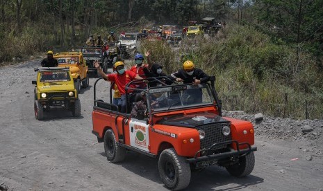 Sejumlah jip wisata lava tour mengikuti kirab kenduri 1.000 jip wisata di kawasan bungker Kaliadem, Gunung Merapi, Sleman, DI Yogyakarta. 