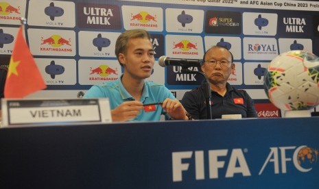 Pemain Timnas Vietnam Nguyen Van Toan (kiri) bersama Pelatih Timnas Vietnam Park Hang-Seo, menyampaikan keterangan terkait kesiapan timnya menghadapi Timnas Indoneia dalam konferensi pers menjelang pertandingan sepak bola kualifikasi Piala Dunia 2022 zona Asia di Sanur, Bali, Senin (14/10/2019). 