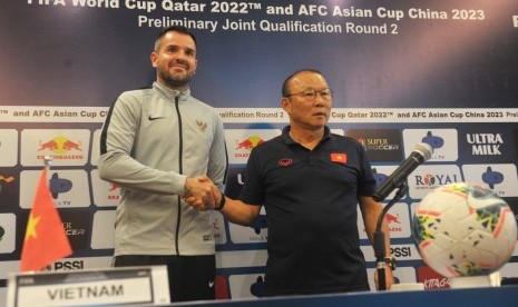 Pelatih Timnas Indonesia Simon McMenemy (kiri) berjabat tangan dengan Pelatih Timnas Vietnam Park Hang-Seo di sela konferensi pers menjelang pertandingan sepak bola kualifikasi Piala Dunia 2022 zona Asia di Sanur, Bali, Senin (14/10/2019). 