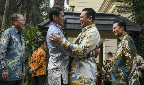 Ketua Majelis Permusyawaratan Rakyat (MPR) Bambang Soesatyo (kedua kanan) berpelukan dengan Pengusaha yang juga mantan Calon Wakil Presiden Sandiaga Uno (kedua kiri) disaksikan Wakil Ketua MPR Arsul Sani (kiri) dan Fadel Muhammad (kanan) usai melakukan pertemuan di Kediaman Sandiaga Uno, kawasan Kebayoran Baru, Jakarta, Senin (14/10/2019).