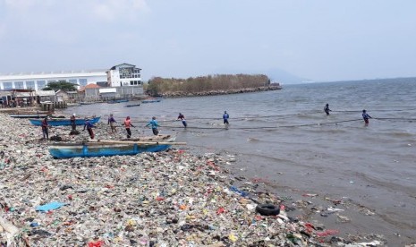 Nelayan payang Teluk Lampung sedang menarik jaring yang di tebar di perairan teluk.