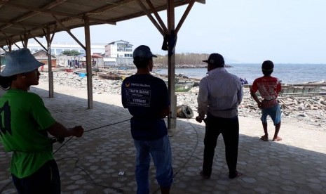 Nelayan payang Teluk Lampung sedang menarik jaring yang di tebar  di perairan teluk, Senin (14/10). 