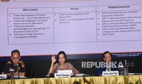 Menteri Keuangan Sri Mulyani (tengah) memberikan keterangan terkait upaya pemerintah untuk membendung banjir impor tekstil dan produk tekstil (TPT) di Jakarta, Senin (14/10/2019). 