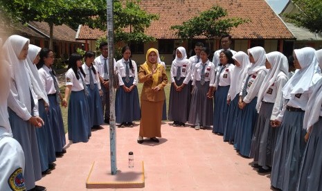 Guru mengajarkan teori kulminasi matahari di luar kelas saat mata pelajaran Fisika di SMAN 1 Tulungagung, Jawa Timur, Senin (14/10/2019).