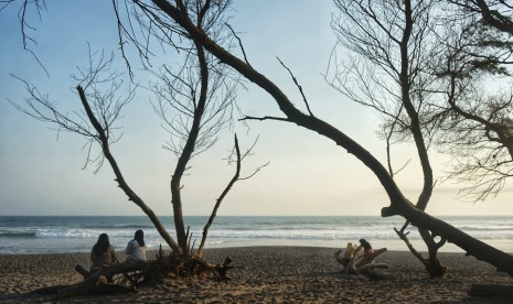 Pengunjung menikmati panorama di kawasan wisata pantai Goa Cemara, Bantul, DI Yogyakarta, Senin (14/10/2019).