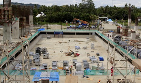 Pekerja menyelesaikan pembangunan venue aquatic PON 2020 di Kampung Harapan Sentani, Jayapura, Papua, Senin (14/10/2019).