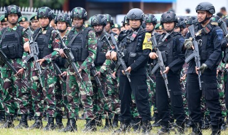 Prajurit TNI dan Polri mengikuti upacara apel gabungan di Kota Wamena, Kabupaten Jayawijaya, Papua. Kemendagri menyatakan TNI-Polri berada di Papua untuk menjaga ketertiban umum.