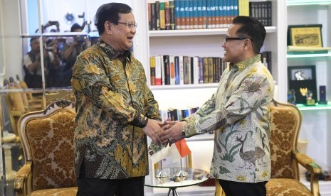 Ketua Umum PKB Muhaimin Iskandar (kanan) berjabat tangan dengan Ketua Umum Partai Gerindra Prabowo Subianto (kiri) sebelum pertemuan di DPP PKB, Jakarta, Senin (14/10/2019).