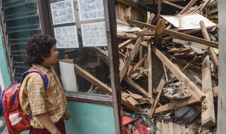 Atap sekolah SDN Sangkalih Sukabumi rusak diterjang angin puting beliung. Foto bangunan sekolah rubuh. (Ilustrasi_