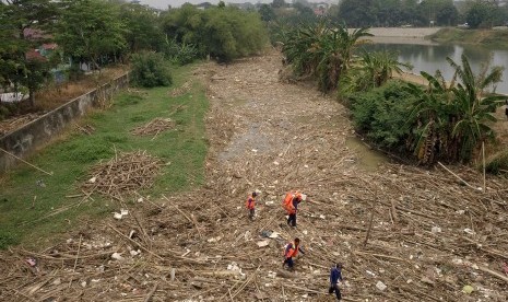 Petugas gabungan membersihkan tumpukan sampah yang menyumbat aliran air Sungai Cikeas, di kawasan Jatiasih, Bekasi, Jawa Barat, Selasa (15/10/2019). 