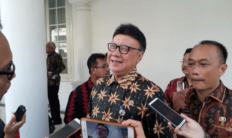 Menteri Dalam Negeri Tjahjo Kumolo saat diwawancarai wartawan di Istana Wakil Presiden, Jakarta, Selasa (15/10).