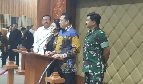 Ketua MPR Bambang Soesatyo menyampaikan keterangan kepada media usai menggelar rapat koordinasi dengan Kapolri, TNI, BIN dan sejumlah kementerian jelang  pelantikan Presiden dan Wakil Presiden 20 Oktober 2019 mendatang, Selasa (15/10).