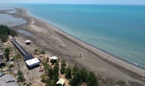 Foto udara suasana pantai wisata Pulau Cemara di pantai utara Desa Sawojajar, Brebes, Jawa Tengah, Selasa (15/10/2019). 