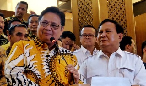 Ketua Umum Partai Golkar Airlangga Hartarto menggelar pertemuan dengan Ketua Umum Partai Gerindra Prabowo Subianto. Dua menteri di kabinet Jokowi saat itu kemungkinan akan berkontestasi di Pilpres 2024. (ilustrasi)