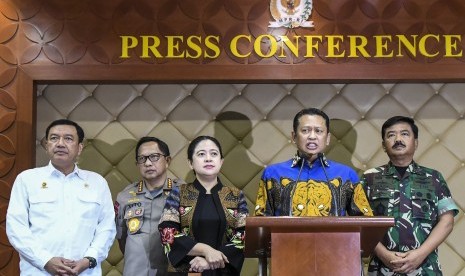 Ketua MPR Bambang Soesatyo (kedua kanan) bersama Ketua DPR Puan Maharani (tengah), Kepala BIN Budi Gunawan (kiri), Kapolri Jenderal Pol Tito Karnavian (kedua kiri) dan Panglima TNI Marsekal TNI Hadi Tjahjanto (kanan) memberikan keterangan pers usai menggelar rapat koordinasi di Gedung Nusantara V, Kompleks Parlemen, Senayan, Jakarta, Selasa (15/10/2019). 