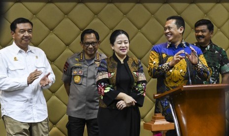 Ketua MPR Bambang Soesatyo (kedua kanan) bersama Ketua DPR Puan Maharani (tengah), Kepala BIN Budi Gunawan (kiri), Kapolri Jenderal Pol Tito Karnavian (kedua kiri) dan Panglima TNI Marsekal TNI Hadi Tjahjanto (kanan) memberikan keterangan pers usai menggelar rapat koordinasi di Gedung Nusantara V, Kompleks Parlemen, Senayan, Jakarta, Selasa (15/10/2019). 