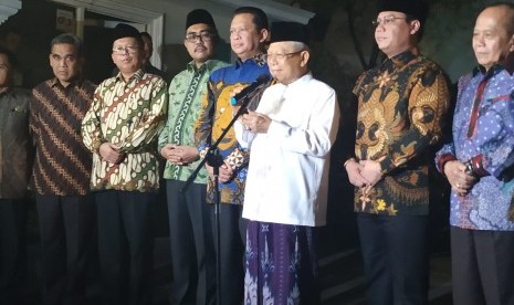 Wakil presiden terpilih 2019-2024 Ma'ruf Amin menyampaikan keterangan kepada media didampingi pimpinan MPR di kediaman Ma'ruf, Menteng, Jakarta, Selasa (15/10).