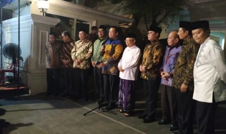 Wakil presiden terpilih 2019-2024 Ma'ruf Amin menyampaikan keterangan kepada media didampingi pimpinan MPR di kediaman Ma'ruf, Menteng, Jakarta, Selasa (15/10).