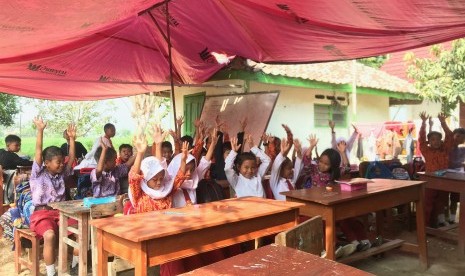 Siswa-siswi SDN Malangsari II, Desa Malangsari, Kecamatan Pedes, Kabupaten  Karawang terpaksa belajar di pekarangan rumah dan di bawah terpal. Bangunan  sekolah mereka rusak sejak 2017 dan belum diperbaiki.