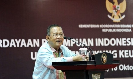 Menteri Koordinator Bidang Perekonomian Darmin Nasution dalam acara  Pemberdayaan Perempuan Indonesia Melalui Zilingo Sheworkz untuk Mendukung  Keuangan Inklusif di Gedung SMESCO, Jakarta, Rabu (16/10).