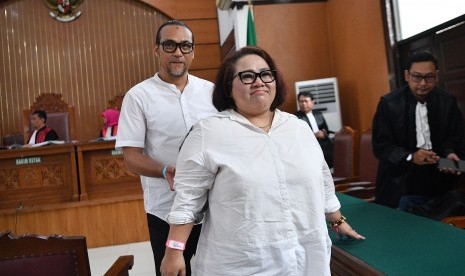 Dua terdakwa kasus dugaan penyalahgunaan narkotika, Tri Retno Prayudati atau Nunung (kanan) dan suaminya July Jan Sambiran meninggalkan ruangan seusai sidang lanjutan di Pengadilan Negeri Jakarta Selatan, Jakarta, Rabu (16/10/2019). 